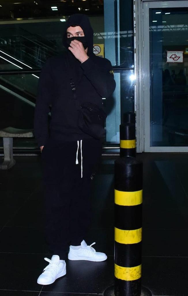 aronmode's tweet image. Sozinho as vezes. 
pq só você sente isso, o medo e a ansiedade cada vez que é exposto. Senti cada trecho, lágrimas caíram, é inevitável. Obrigada por abrir seu coração, por escolher a música pra "vomitar suas dores". Não tenho palavras pra tudo que senti, te amo mais que tudo. 🤍