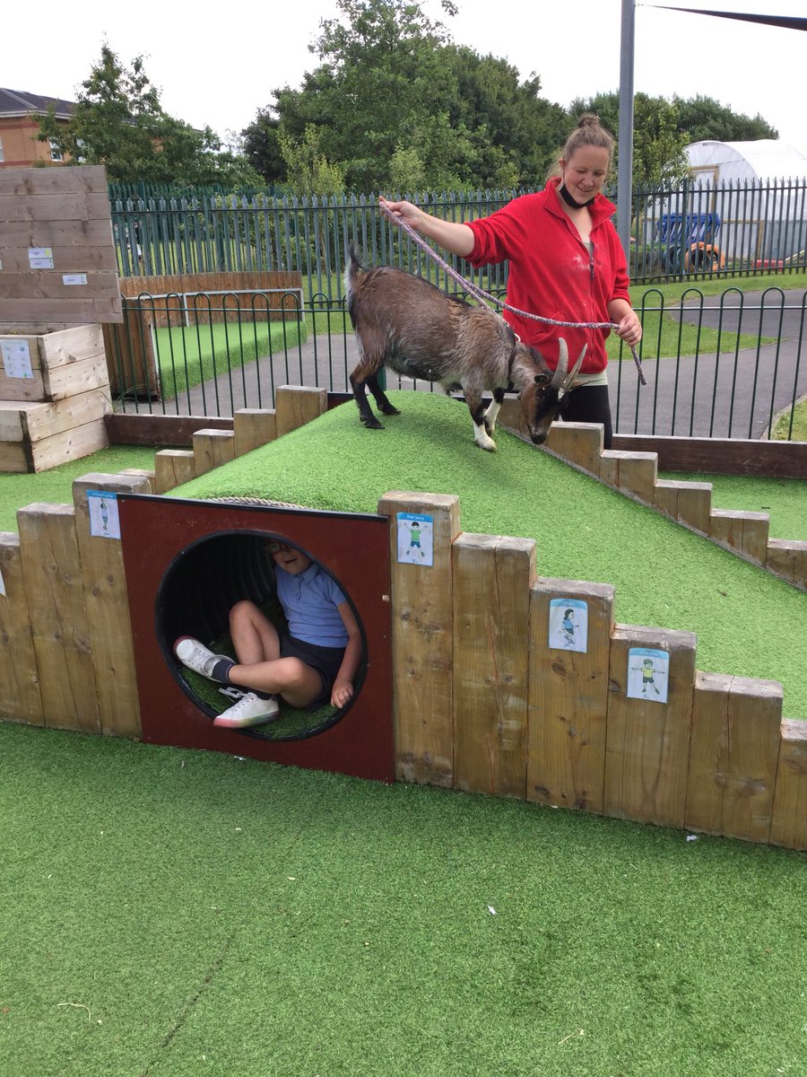 RecHolyFamily's tweet photo. Who’s that trip trapping over our bridge! https://t.co/GwR60Y4sgr