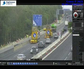 HighwaysSEAST's tweet photo. #M27 Eastbound between Jnc8 #Windhover &amp; Jnc9 #ParkGate lane 1&amp;2 are currently blocked due to a broken down lorry. #FreeRecovery are currently on scene and dealing. Please take care if driving in the area. https://t.co/vbo5VJYoPU