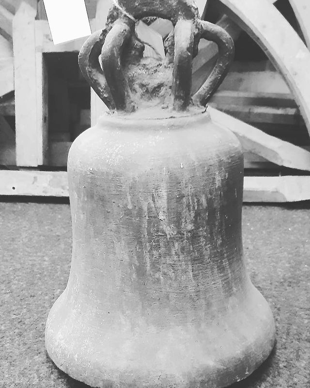 JTBellfoundry's tweet photo. #ThankYou to our lovely #volunteer Christine for her ongoing work redisplaying objects on loan to the bellfoundry museum from the Frederick Sharpe Trust.
This bell, the earliest on display, incredibly dates from the thirteenth century! 
#bells #medievalbells #bellcollections https://t.co/Qqs5gboIyS