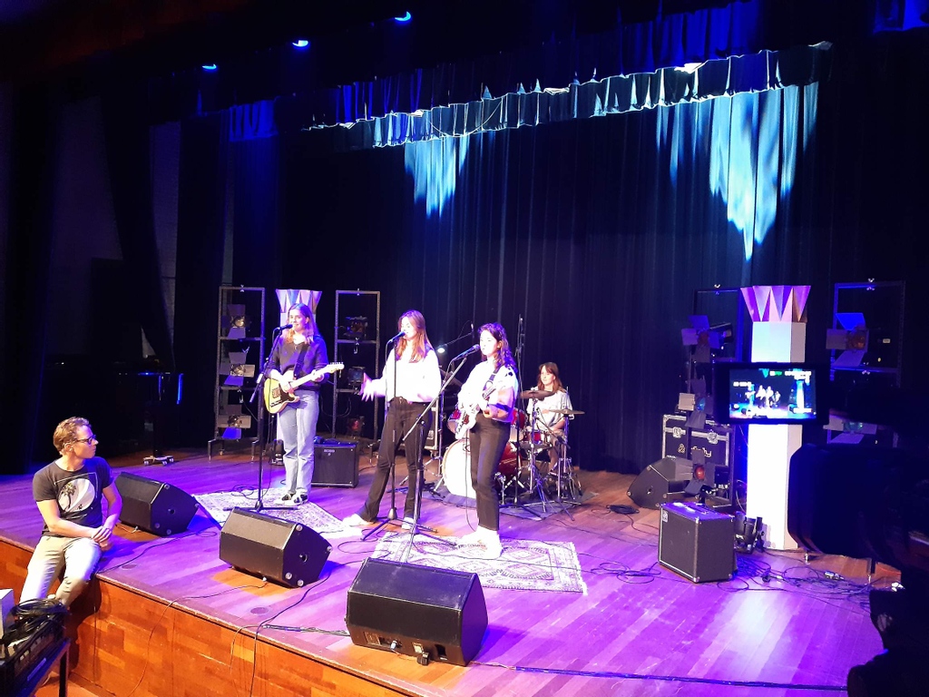 Jaaaaaaaaaaaaaaaaaaaaaaaaaaaa, het is tijd voor de vijfde Van Maerlant Music Talents livestream. Morgenavond (vrijdag 9 juli) gaan we LIVE via ons youtubekanaal: youtu.be/lu4GR6o0GNU.  #music #nieuwsgierigleren #altijdjezelfzijn #vanmaerlantlyceum