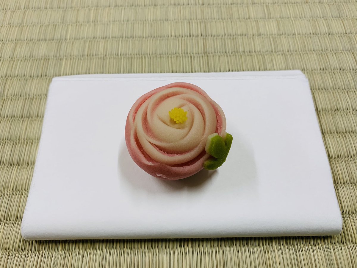 酪農学園大学茶道部 V Twitter 今日は洗い茶巾をやっています 洗い茶巾とは夏限定のお点前ですよ 本日のお菓子は睡蓮をモチーフとしたものです お花はホタルブクロ ミツバシモツケ ツボサンゴになります 正直 お菓子がバラにしか見えないんですよね