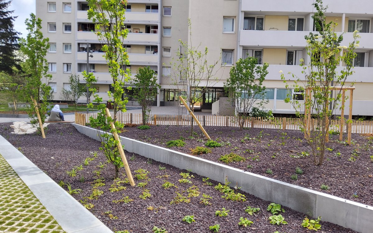 rethink_obe's tweet photo. After two years of renovation the social housing residence âLa HĂȘtraieâ at Limeil-BrĂ©vannes has been handed over to its inhabitants. Thank you to all who have contributed in this great work (P. Buisson, A. Adryanska). #ParisHabitat #LeonGrosse #Rethink https://t.co/VCvJoFdW04