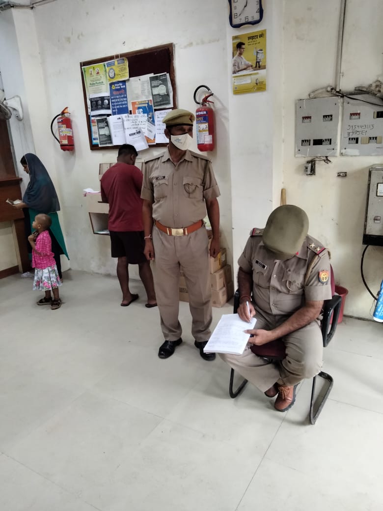 MKotwali's tweet photo. #BastiPolice उ0नि0 श्री दिनेश चंद्र मिश्रा  द्वारा थाना कोतवाली गांधीनगर क्षेत्र के बैंको में लगे सीसीटीवी,सायरन व संदिग्ध व्यक्तियों/वाहनों को चेक किया गया व बैंक में मौजूद लोगों को सुरक्षा/बचाव हेतु जागरूक किया गया।#UPPolice #UPPInNews @AdgGkr @digbasti @AnilRai_IPS @ndtv https://t.co/ugJAIFOdur