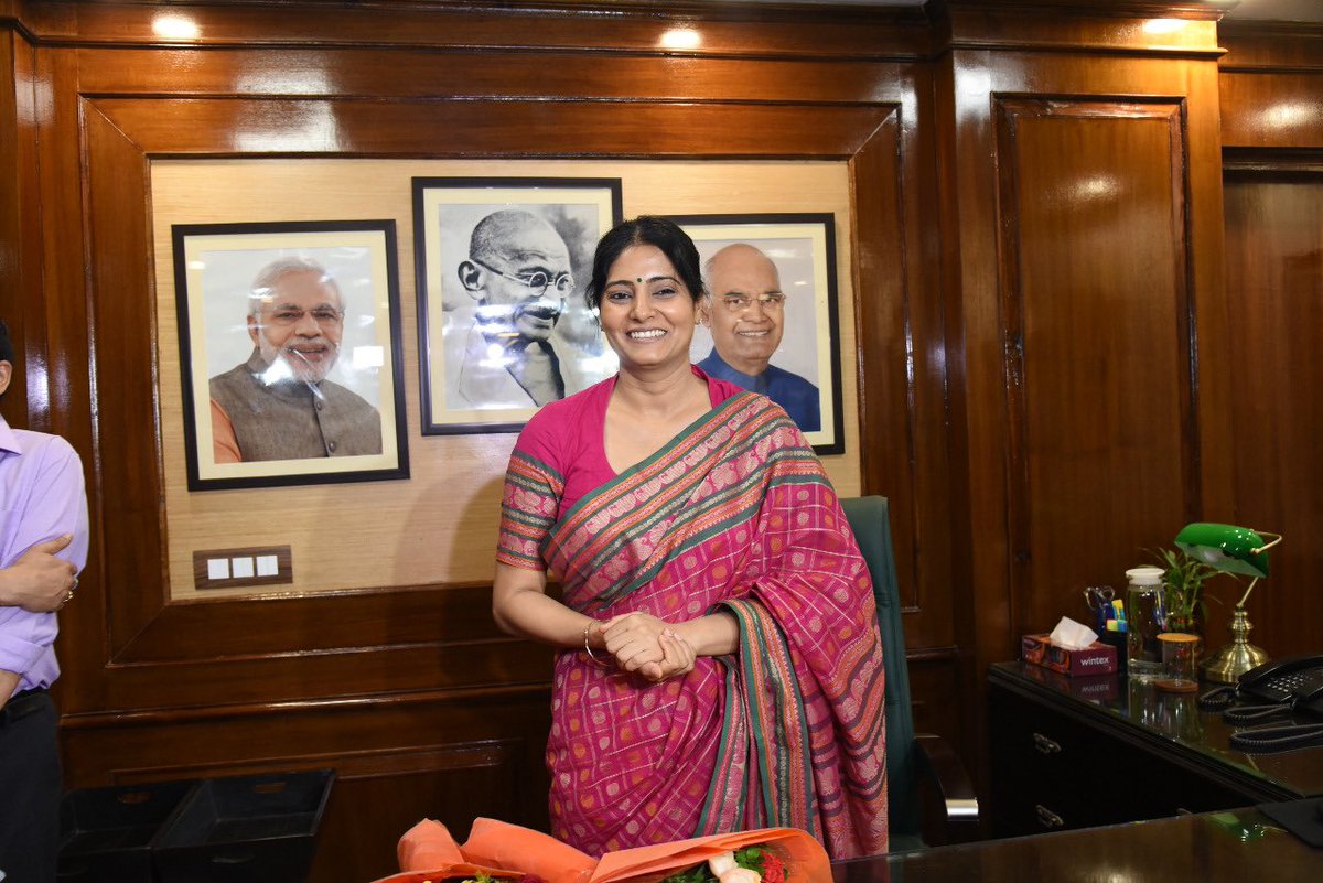 AnupriyaSPatel's tweet photo. आज वाणिज्य एवं उद्योग मंत्रालय के राज्यमंत्री के रूप में पदभार ग्रहण किया। आदरणीय प्रधानमंत्री श्री @NarendraModi जी के #AtmanirbharBharat के सपने को साकार करने के प्रति संकल्पित हूँ । #Govt4Growth https://t.co/po4oxQgT8O
