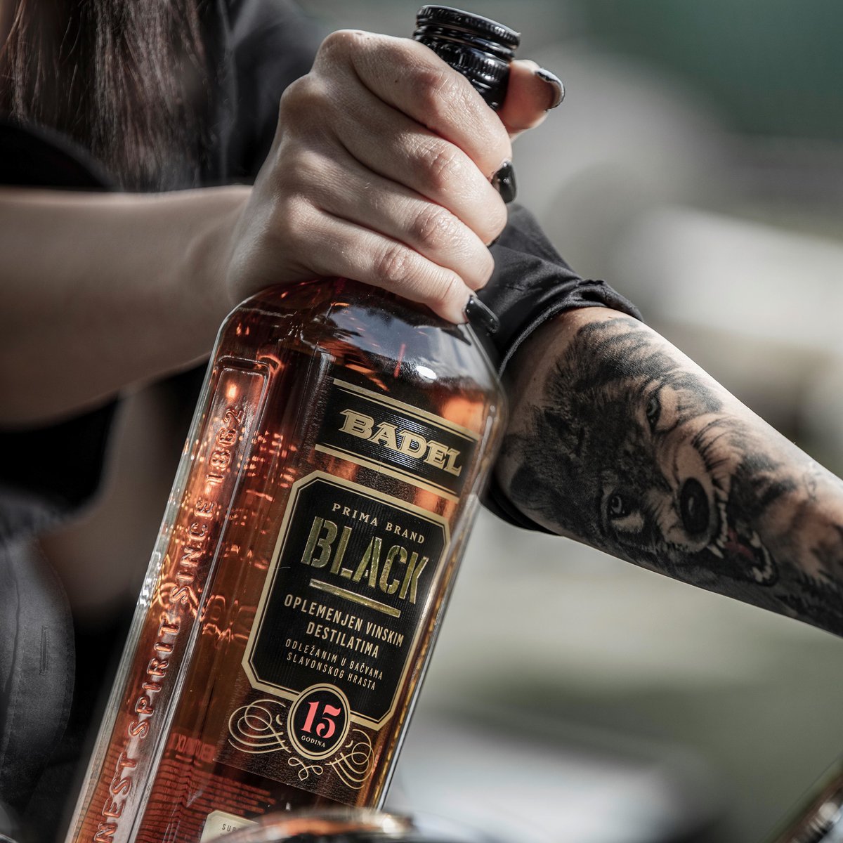 Prima Brand Black е нашиот нов, премиум пијалок.

Оригинален рецепт со одбрани дестилати одлежани 15 години во буриња од славонски даб, деликатни ноти на дрво, ванила, печени бадеми, зелени ореви и суво грозје и #жестокосвој карактер. badel1862.com.mk/pijaloci/badel…