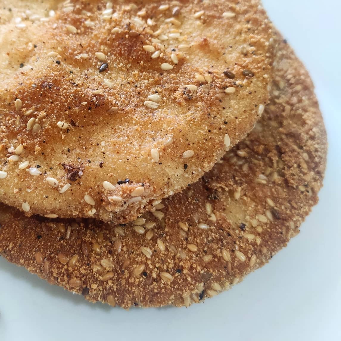 AlquimiaChef's tweet image. Mezclé @casabegourmet molido ajonjolí,ajo en polvo y un toque de sal,con huevo batido,amasé hasta obtener una masa suave y manejable, dejé reposar unos 5 minutos y luego hice las arepas y las puse a freír.
Se inflaron, quedaron crujientes por fuera,suaves y esponjosas por dentro