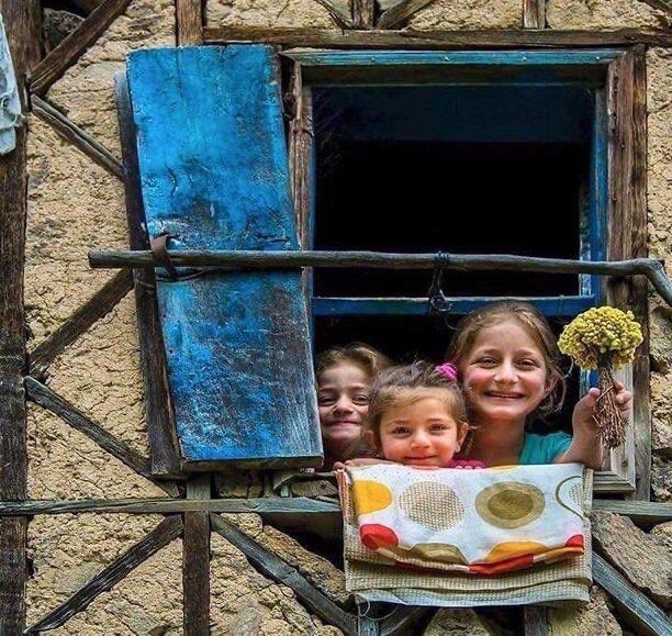 يهب الله الفرح ، حتى وأنت تعتقد أنك فقدته للأبد ، يعيده الله إليك ، يزرعه فيك رُغمًا عنك ، بلا إرادتك ، كما حدث مع الحُزن تمامًا ♥️.

 #غرد_لنا_بكلام_جميل