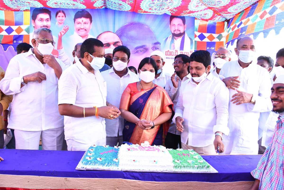 VelampalliSR's tweet photo. దివంగత మహానేత డా. వైయస్ రాజశేఖరరెడ్డి గారి 72వ జయంతి సందర్భంగా నియోజకవర్గంలో పలు సేవ కార్యక్రమాల్లో పాల్గొనడం జరిగింది. https://t.co/vPbfpGP64H