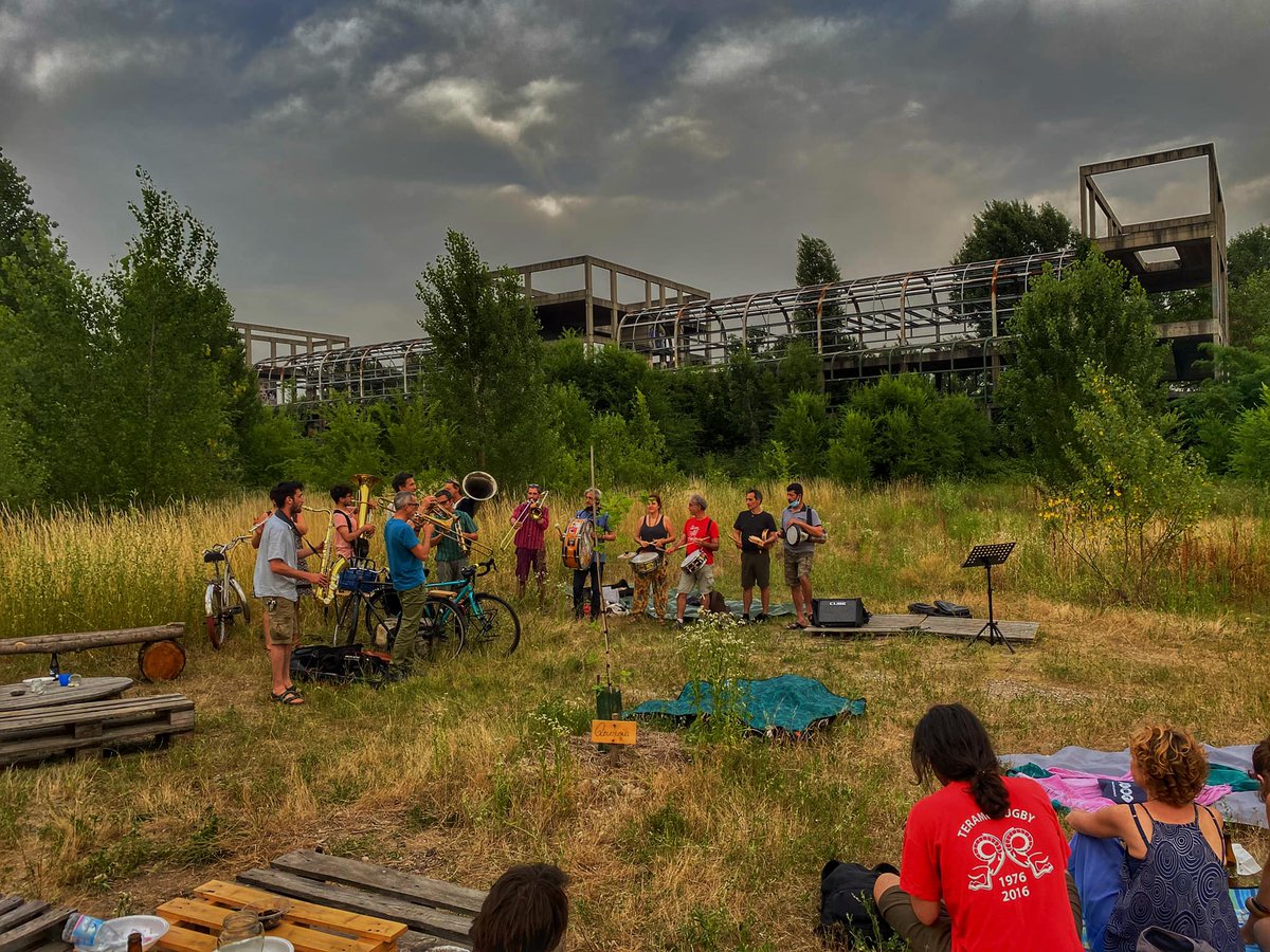 _taciturna's tweet photo. Milano, alla periferia di Giambellino sorge lo Scalo di San Cristoforo, abbandonato da oltre 30 anni. Quattro anni fa, un'associazione comincia a prendersene cura, pianta alberi, crea partecipazione e iniziative. Oggi, sono arrivate le ruspe.
Ci serve aiuto! Qui la nostra storia. https://t.co/uJlajt4MW5