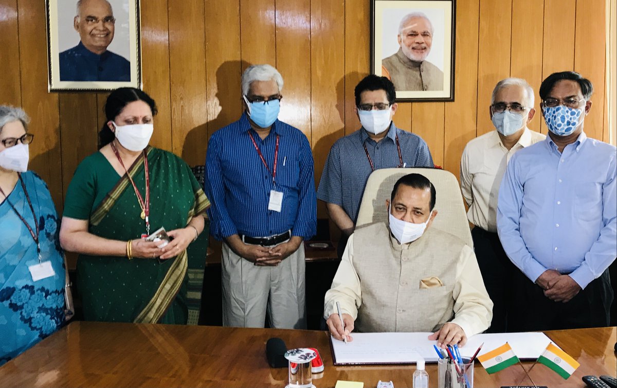 Assumed charge as Minister of State (Ind Charge) Science &amp; Technology. 
Along with eminent scientific fraternity, it shall be my endeavour to realise PM Sh @NarendraModi's goal of raising India's scientific capabilities to new heights &amp; also apply these to bring ease of living.