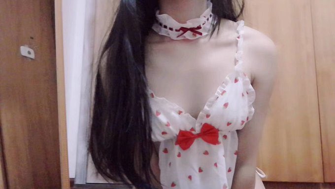 mita6662's tweet photo. #投稿 #反差婊投稿
身高:161
体重：48
坐标：东京
情感状态:有男友
第一次几��:14
是否有过乱伦:有滴
特殊癖好:喜欢小朋友！
最多同时被几个人干:5个
最刺激的经历:大概是玩具上街…
最希望被谁操:便利店的一个小帅哥！
逼和奶子的颜色:必须三点粉
操过你的都是什么关系:同学学长哥哥老师
#投稿女友 https://t.co/zTqkUg2AJ9