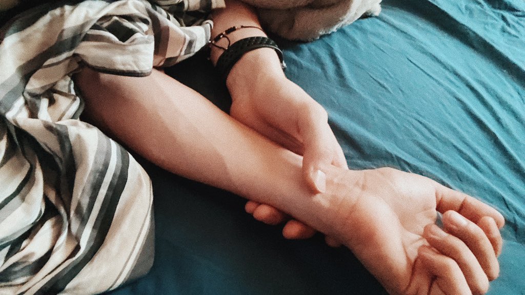 Любовь это…

Когда он контролирует твой пульс после первого шота вакцины, пока вы оба спите…