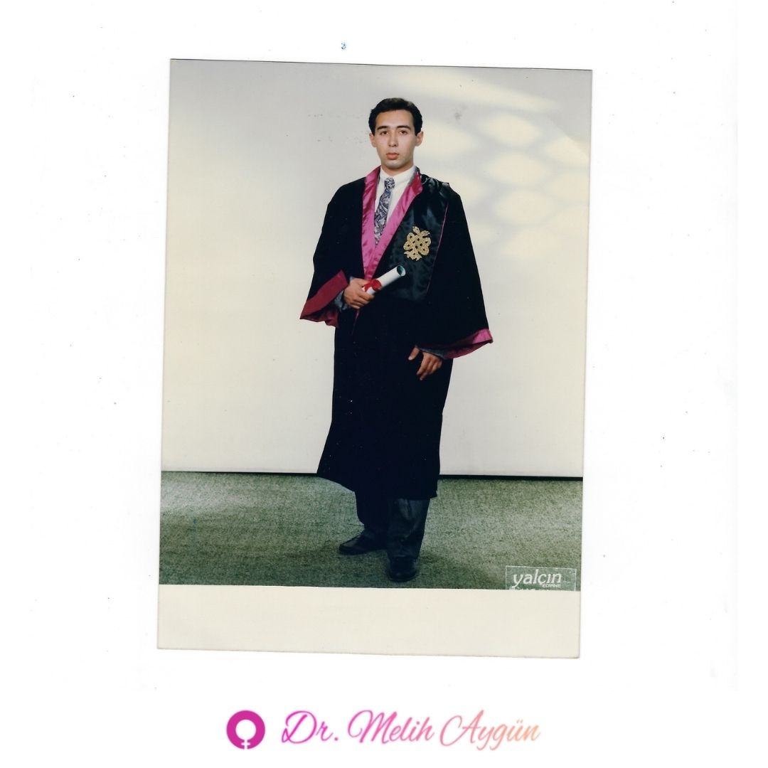 Mesleğime doğru ilk büyük adım, 1989 Tıp Fakültesi mezuniyetim. İstediğiniz hayallere ulaşabilmeniz dileğiyle. #tbt 🎓
-------
#tbt #graduation #university #ivf #infertility #ivfjourney #ivfistanbul #ivfturkey