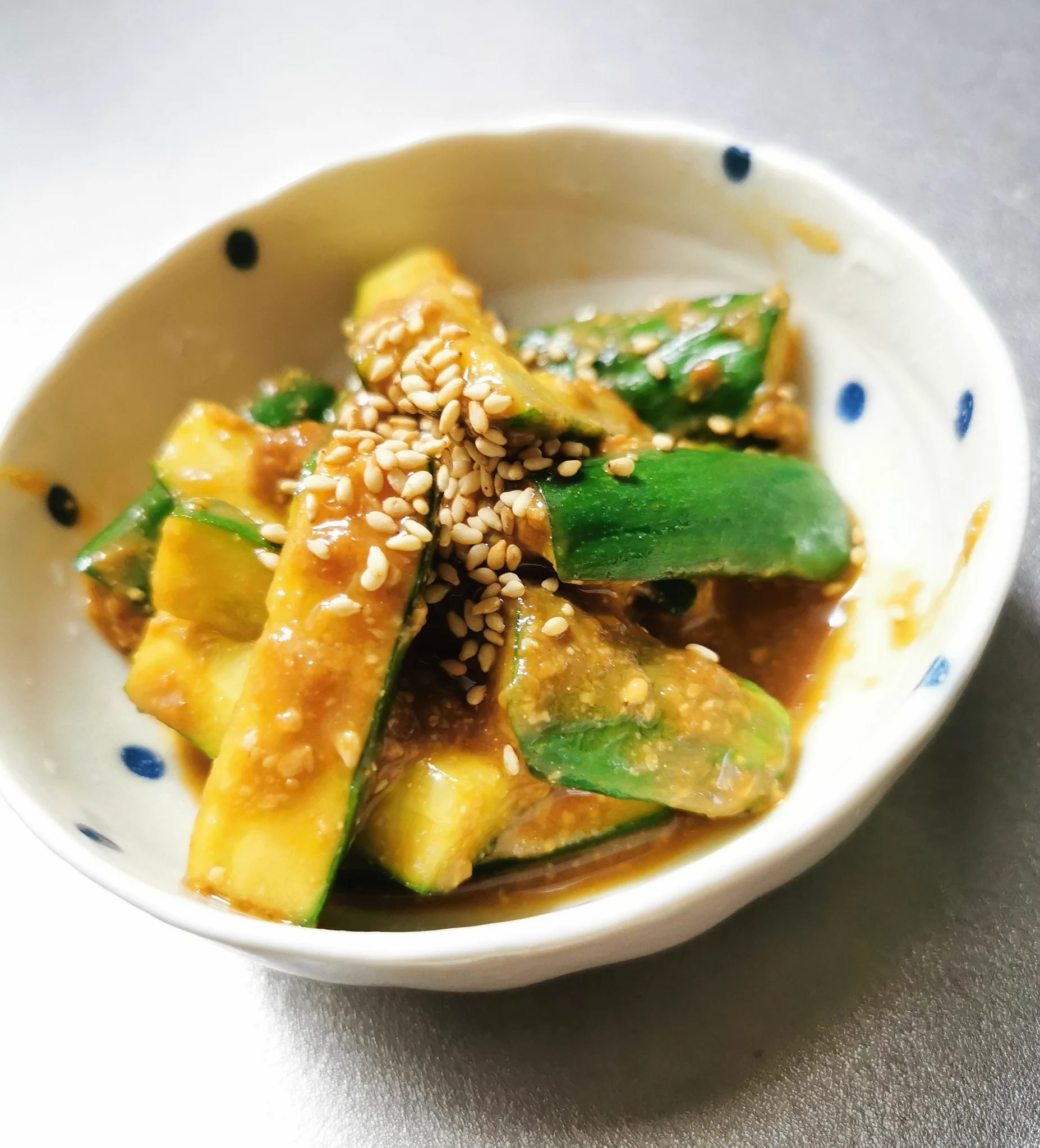 ちょうどきゅうり1本とエバラの焼肉のタレと無添加のこうじみそがあったので、晩御飯に作ってみた！
大さじ1ずつにしたけど、私的には味濃かった🤣
でも、ある意味さっぱりしてて美味しい！
お酒呑まないけど、ツマミになる感じ😋  