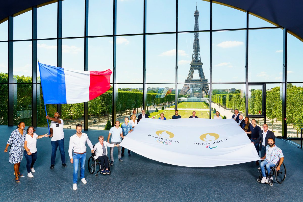 20 porte-drapeaux français rassemblés, Olympiques et Paralympiques, Été et Hiver : une grande première ! 
Tous unis autour de #Paris2024 

📸 <a href="/ParisMatch/">Paris Match</a>