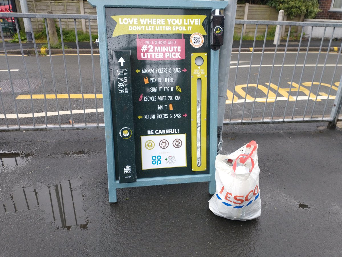 AlisonEvansHal2's tweet photo. #2minutelitterpick in Sneyd Green Stoke on Trent. Thank you Sneyd academy for being a litter station guardian 😁🗑️🚮🗑️🚮 with funding from Coop #coopuk https://t.co/xrFK6WKcfl