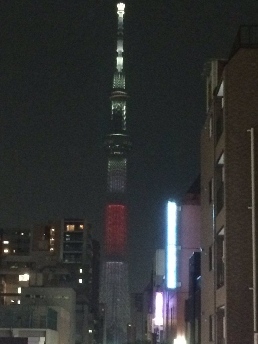 eagle_tw1029's tweet photo. 一昨日のスカイツリーは、日本全国47都道府県を巡る「東京2020オリンピック聖火リレー」実施に伴い、46道府県目走行中の埼玉県をイメージした特別ライティングを点灯していました。埼玉県旗をイメージし、白地に県章である勾玉の赤色を配置したとの事。ついに残るは東京都のみです。 https://t.co/S4sfbfckFk