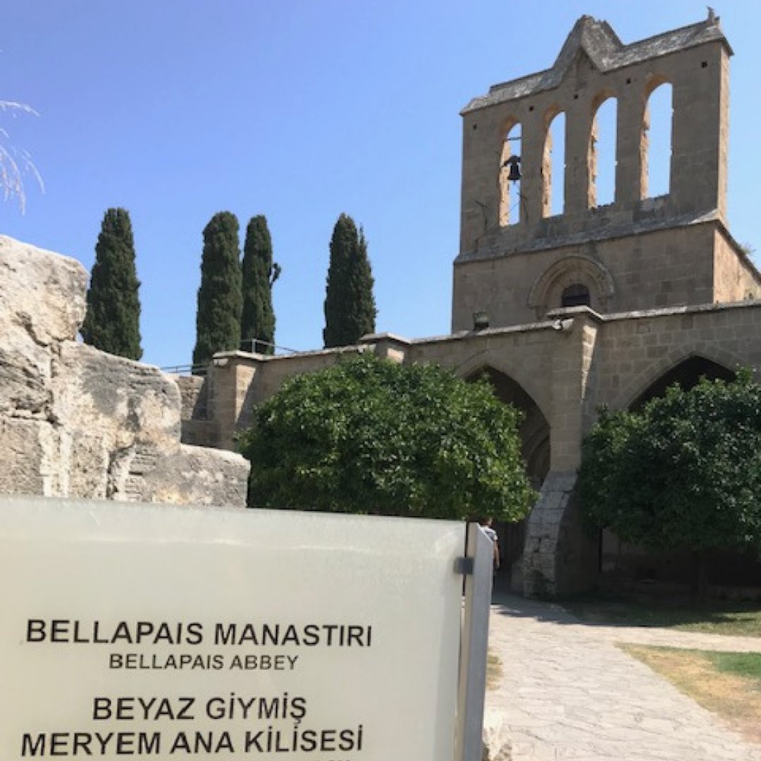 Bellapais Manastırı
Girne’nin doğusunda Beşparmak dağlarının yamacında Lüzinyanlılar’ın yaptığı bir manastır. Mekan olarak çok şirin bir İngiliz mahallesi manzara ise komple Girne mahallesi.
Bellapais’in içinde dönem dönem klasik müzik konserleri oluyor. 
cyprostar.pro