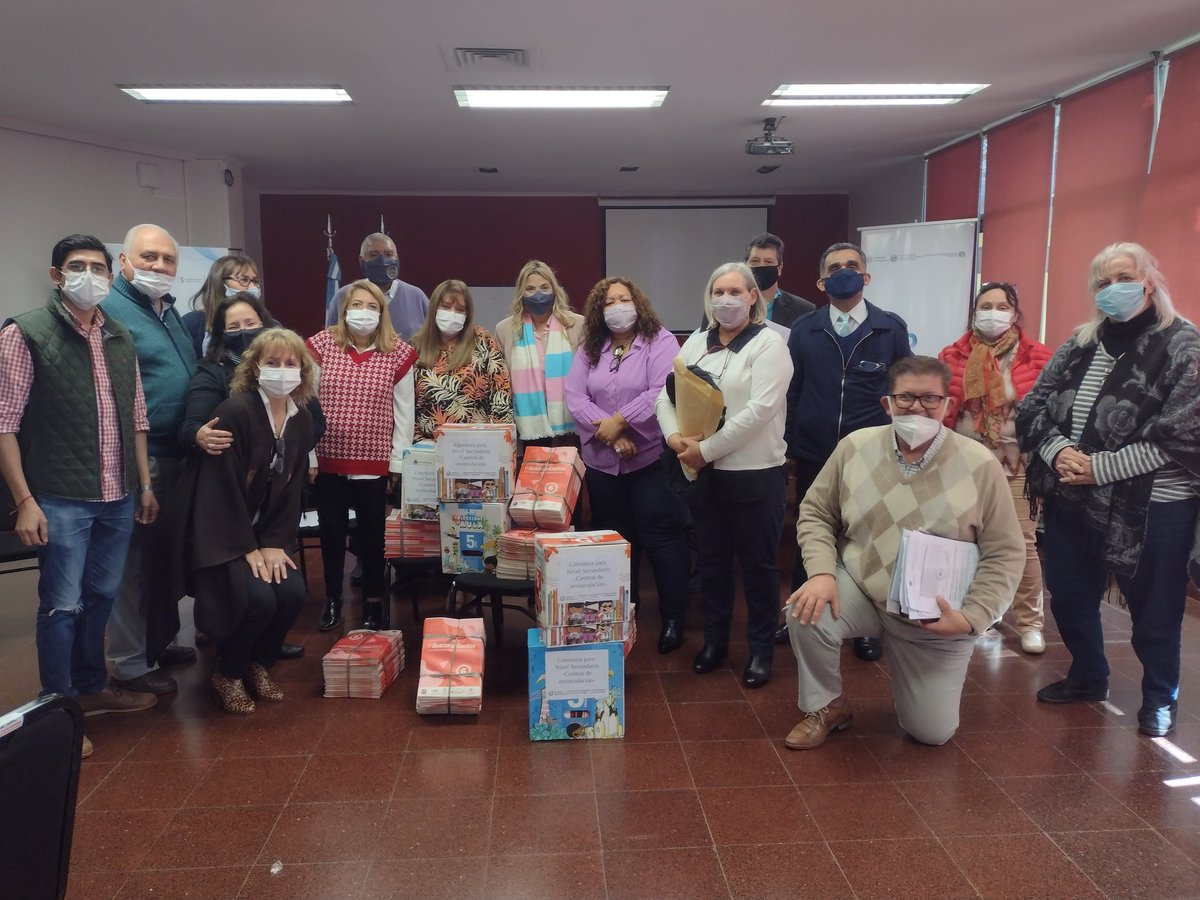 EscurdiaViviana's tweet photo. Equipo Secundaria a pleno, gestión, territorio, acción, profesionalismo y acompañamiento! @BarbaroLorena @CGEMisiones @grillo141 @robertoadrian82 @linares_cielo @Marcos42866602 @DorisGo33466942 @udpm_misiones @direcciondeTIC @lunge_lunge @cjdechat @FlaviaPao @Norbertodiaz80 https://t.co/TWogTZhJBu