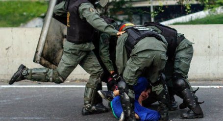 elcedetueme's tweet image. No, ninguno de esos dos es el Koki. No, ninguno de esos dos son miembros de su banda. 

Esos son un par de peligrosísimos manifestantes.