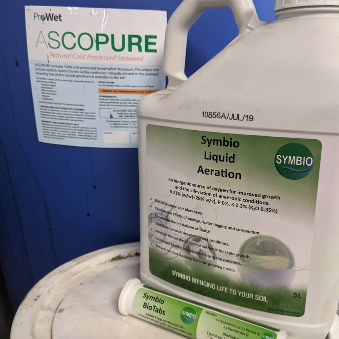 CaddingtonGolfC's tweet photo. The greens are getting a biology/organics cocktail this morning but first a star slit and cut to prepare the surface/rootzone.
@HeadGK_CGC
@turfcarescott
@symbiofin
#biology #biotabs #seaweed #greens #golf #Caddingtongolfclub https://t.co/iFAYu7oE4N