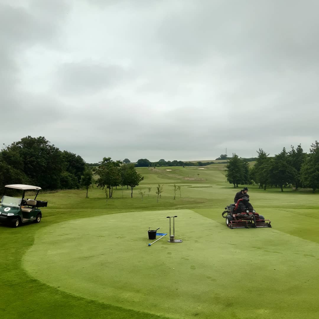 CaddingtonGolfC's tweet photo. The greens are getting a biology/organics cocktail this morning but first a star slit and cut to prepare the surface/rootzone.
@HeadGK_CGC
@turfcarescott
@symbiofin
#biology #biotabs #seaweed #greens #golf #Caddingtongolfclub https://t.co/iFAYu7oE4N