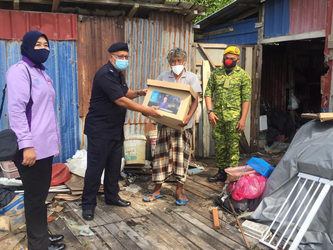8.7.2021 Khamis - OP BANTU
PDRM, AMANITA &amp; RELA Daerah Dungun meneruskan lagi program pengagihan pek makanan kepada penduduk yang terkesan. Kali ini agihan tertumpu kepada kawasan Paka.
@RELA_Terengganu

#OPBANTU 
#DAERAHDUNGUN
#SETIAMEMBANTU
#SETIABERBAKTI