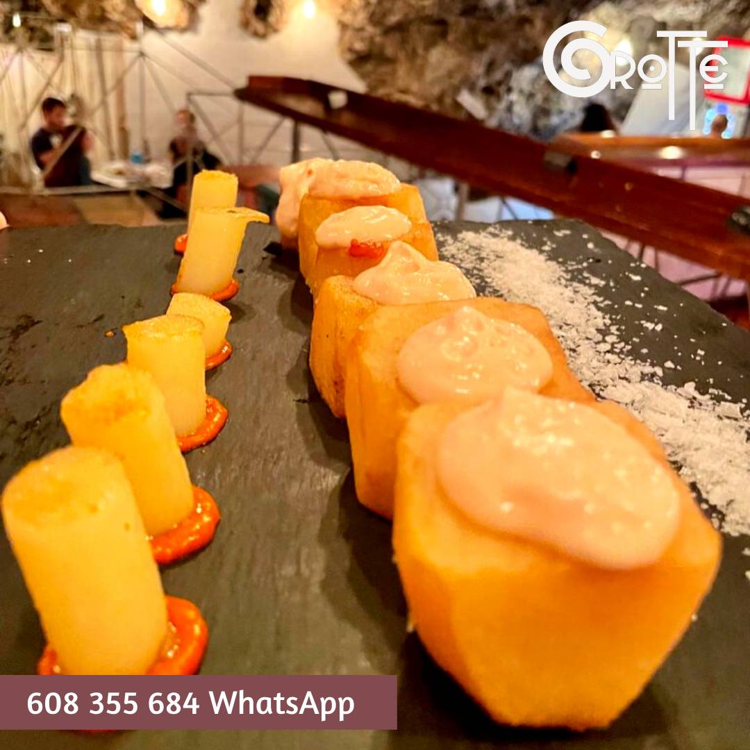 GrottedelHuecar's tweet photo. Hay patatas bravas en muchos sitios...
Pero estas son las de Grotte!
Bravas confitadas a baja temperatura con salsa
brava y alioli de tomate negro.Tenemos novedades en carta!!
Ven a cenar a Grotte!!
 608 355 684 WhatsApp https://t.co/e5HqjSZ7I9