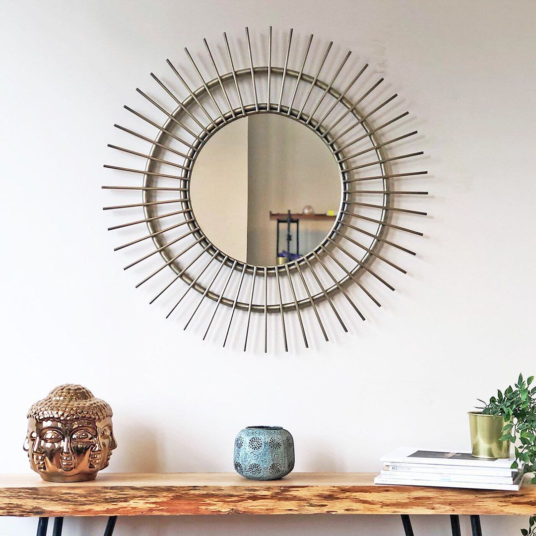 Küçük evler için öneriler!
Küçük bir salonun varsa; ayna gibi yansıtıcı aksesuarlar alanının daha geniş ve ferah görünmesini sağlar. Tüm ayna alternatifleri için aşağıdaki linke tıkla!

bit.ly/PeraAynalar