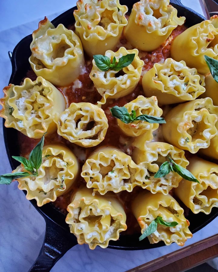 happyveg1986's tweet photo. https://t.co/59hczYiCvS
I'm obsessed with this #recipe for Skillet #Lasagna Rollups! Such a gorgeous dish to present but even more so to eat! Get the #RecipeOfTheDay
#vegetarian #vegetarianeats #vegetarianfood #vegetarianrecipes #vegetarianblog #vegetarianlife #lasagnarollups https://t.co/vx5gzNmTMV