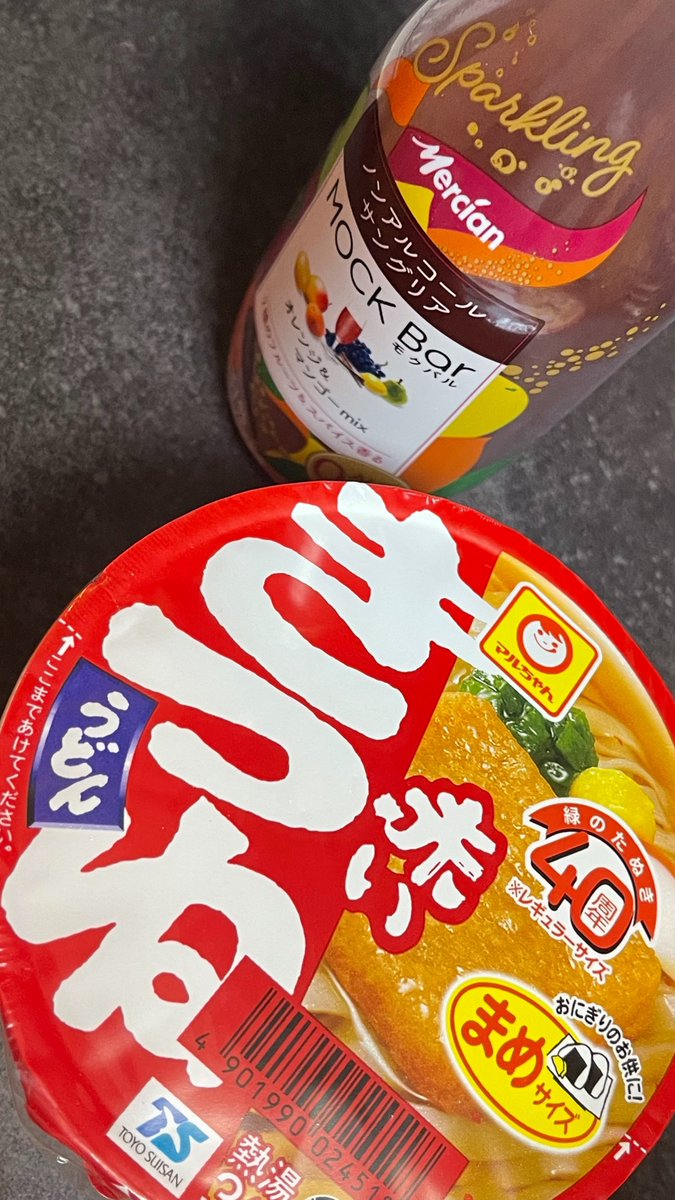 kazusasan's tweet photo. 帰って物足りないから少し晩酌。
ノンアルだしまめサイズだ環奈!!!
#赤いきつね #まめサイズ #マルちゃん #高リコピントマト #KAGOME #オレンジ #マンゴー #MOCKBar #モクバル #ノンアルコール #サングリア #メルシャン #Mercian #おうちごはん𓎩𓌉𓇋 #晩酌 #夜ご飯 #夜ごはん #晩飯 https://t.co/CpQgcRFh3M
