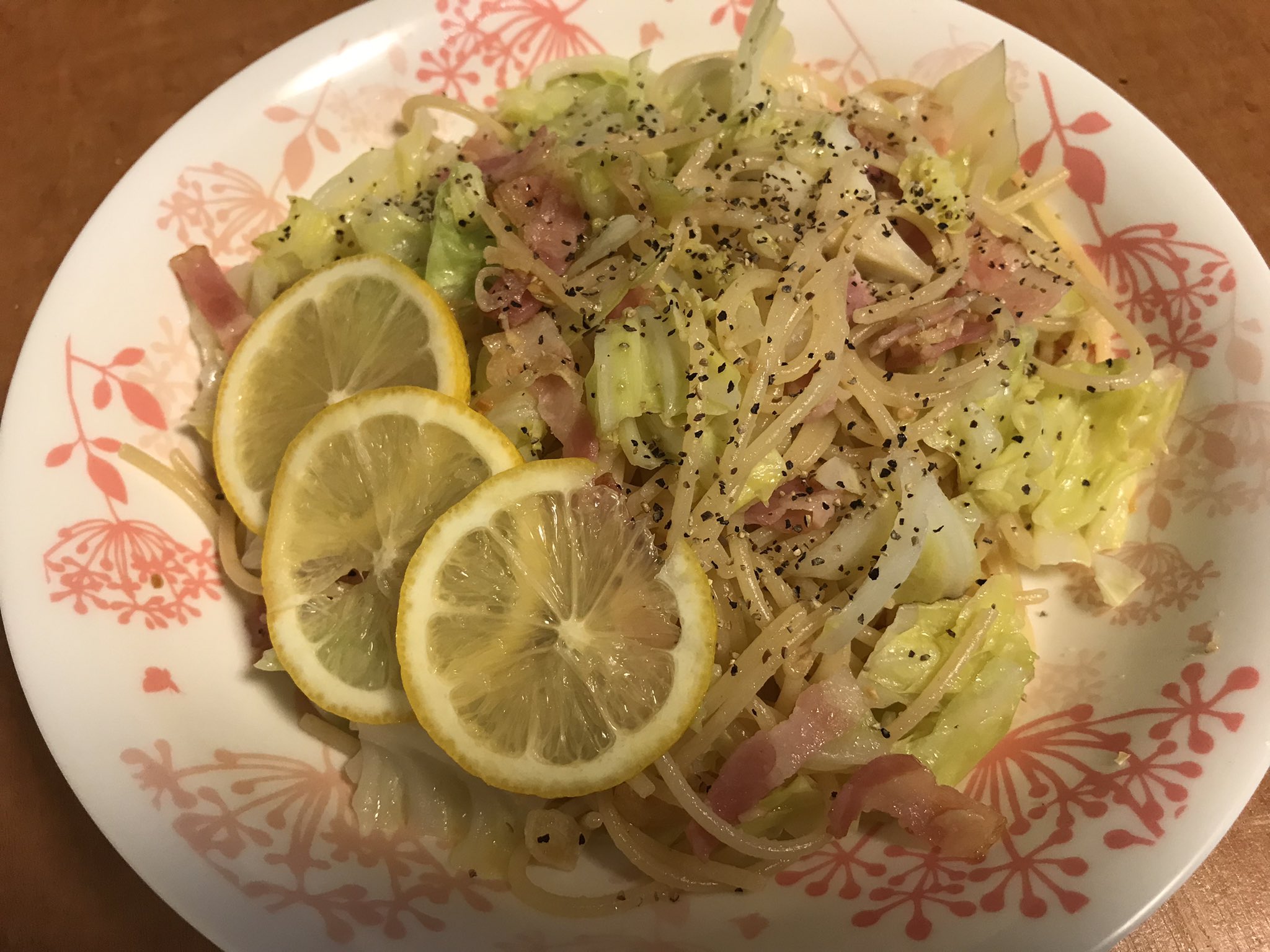 仁宇 ニュー ダイヤモンドハッピー 今日の晩御飯はキャベツとベーコンのレモンスパゲティでした レモンの輪切りを添えるだけで オシャレに見えるだろう T Co Okv9kfxoop Twitter