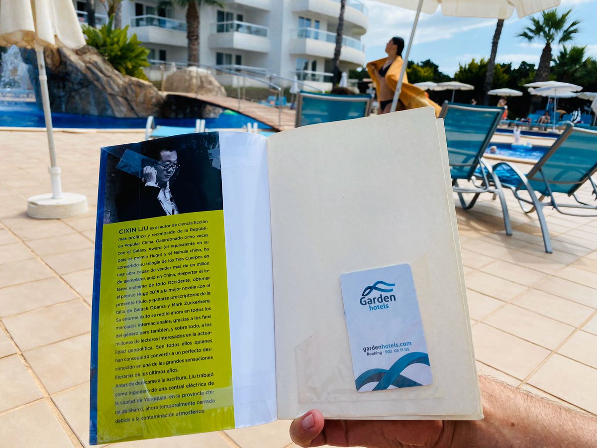 EibarLiburutegi's tweet photo. Oporretan dagoen erabiltzaile batek hau bidali digu: "liburutegikoek dena hartzen duzue kontuan".😀
Un usuario de vacaciones nos envía esta foto "los de la biblioteca pensáis en todo"😀#liburuakoporretan #librosdevacaciones https://t.co/eaI9lKvpaW