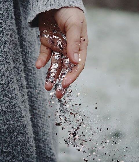 #بدونك_ولا_شي

       لاتسكن قلباً به بقايا من عطر آخر 💔

.