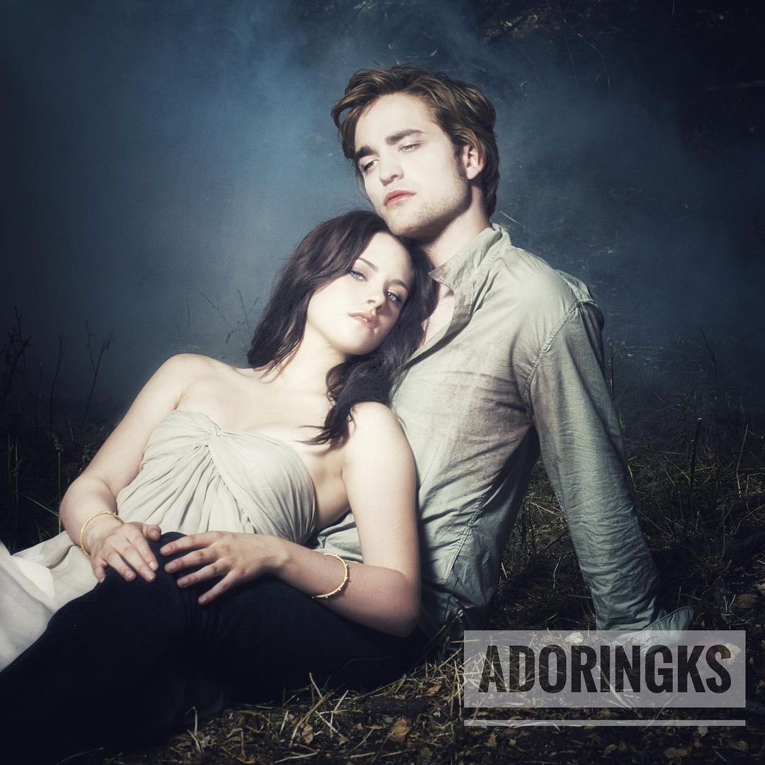 AdoringKS's tweet photo. #kristenstewart #robertpattinson #twilight #entertainmentweekly #photoshoot 💛 https://t.co/F6aoWUSqU4 https://t.co/APvmUR3ZRY