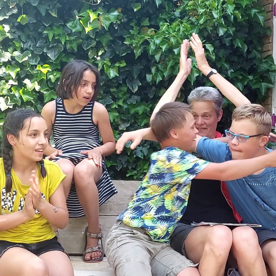 De twee broers Barnabas en Laszlo,  hebben hun fietsdiploma gehaald! Wat een kanjers! Ze fietsen nu elke dag naar school. De jongens zijn 13 jaar en hebben het syndroom van down. Ze kunnen fietsen als de beste!