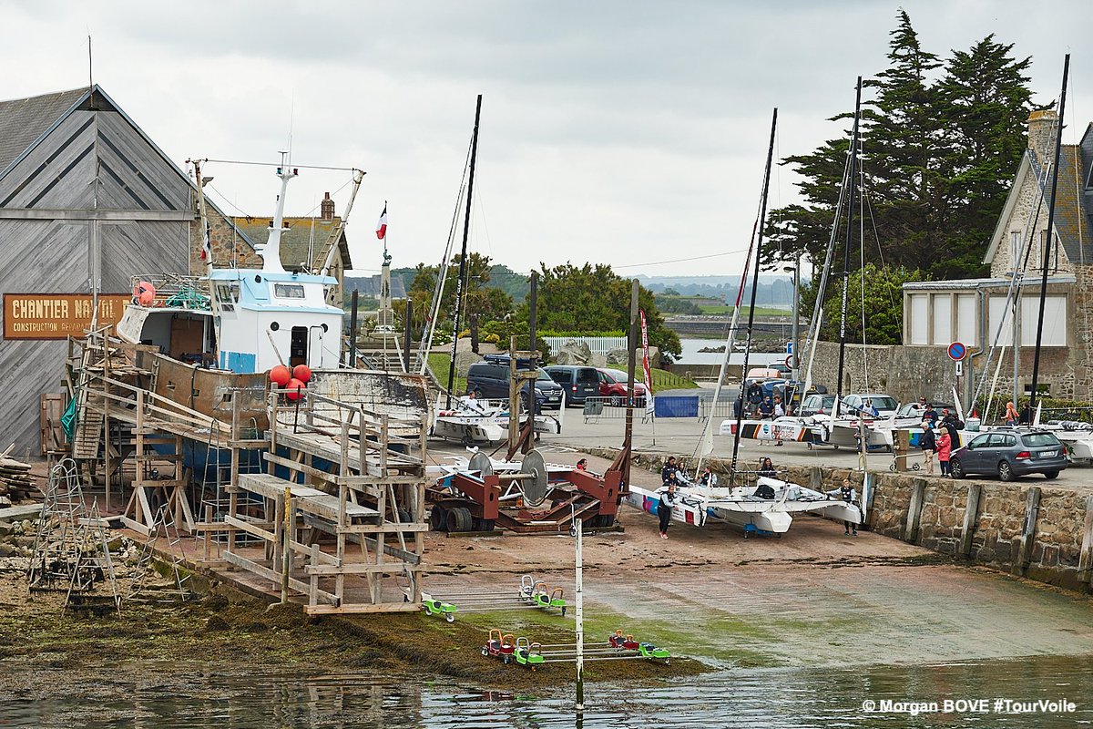 tourvoile's tweet photo. 🤩 Les mises à l'eau du jour depuis le port de Saint-Vaast-la-Hougue.
⚡️ Cet après-midi, les équipages s'affrontent sur des parcours construits !

#TourVoile https://t.co/ZZax2Ehdtg