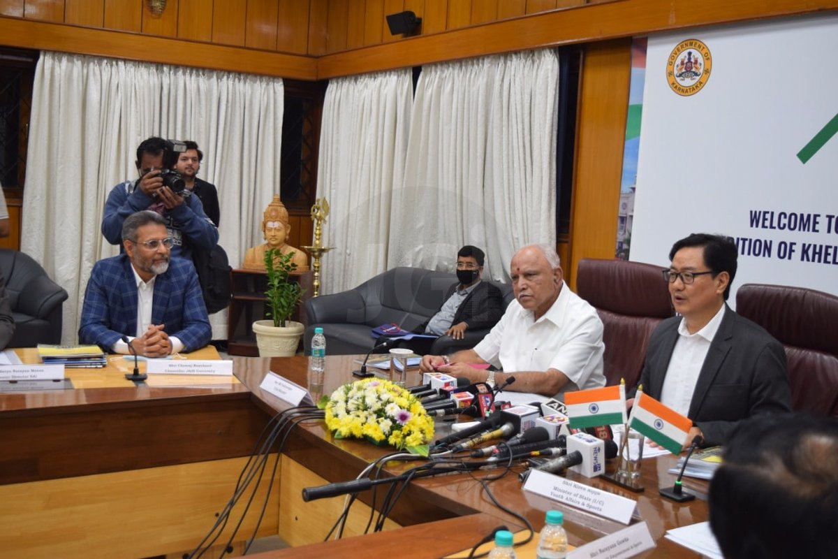JainDeemedtbUnv's tweet photo. Memorable moments of Dr. #ChenrajRoychand with Shri. @KirenRijiju, Minister of Law and Justice, India and Shri. @BSYBJP, Chief Minister of Karnataka.

#ThrowbackThursday #memorablemoments #memoriesofCR #CRandME #CR60 #Inspirationtomany #Edupreneur https://t.co/YY6SOXulH6
