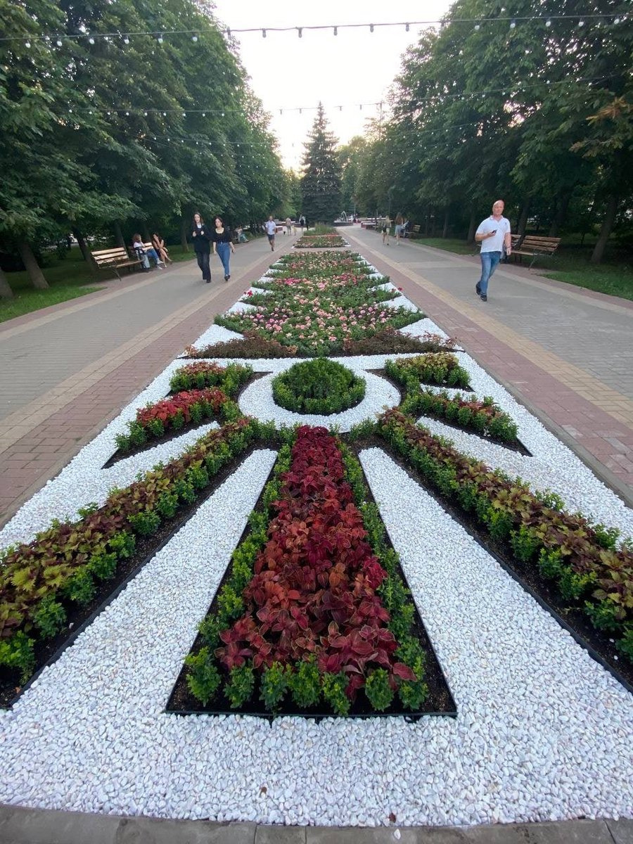 arkadiygershman's tweet photo. В Белгороде почти свернули транспортную реформу, собираются грохнуть троллейбус, теперь ещё новому губернатору не понравилось многолетнее озеленение — его меняют на цветочки. Видимо, так «веселее».

Эх, Белгород был яркой звездой на карте России, но счастье длилось недолго. https://t.co/tYpsbpzpT8