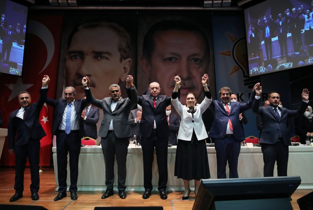 Genel Başkanımız, Cumhurbaşkanımız Sn.<a href="/RTErdogan/">Recep Tayyip Erdoğan</a>'ın teşrifleriyle gerçekleştirdiğimiz Genişletilmiş İl Başkanları Toplantımızda Partimize katılan #Dicle Belediye Başkanı Felat Aygören'e, hayırlı olsun dileklerimi iletiyor, başarılar diliyorum.