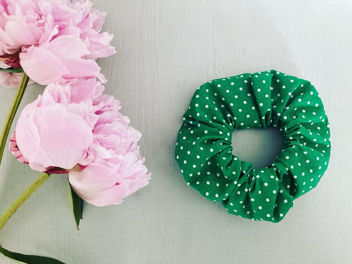 PeonyProjects's tweet photo. Beautiful Emerald Green Polka Dot Scrunchies. Who doesn’t love polka dot!! 

Is it bad to admit that I finished the hand sewing on these during the football last night 🤷🏻‍♀️🤷🏻‍♀️🤷🏻‍♀️

⭐️ Available today priced at £1.99 DM or order through Etsy ⭐️

#scrunchie #polkadot #etsy #handmade https://t.co/Pli26aMzFT