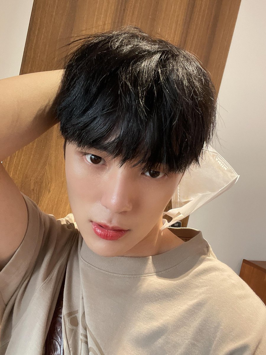 Minhyuk FNS 🐶 “A selca after a long time”