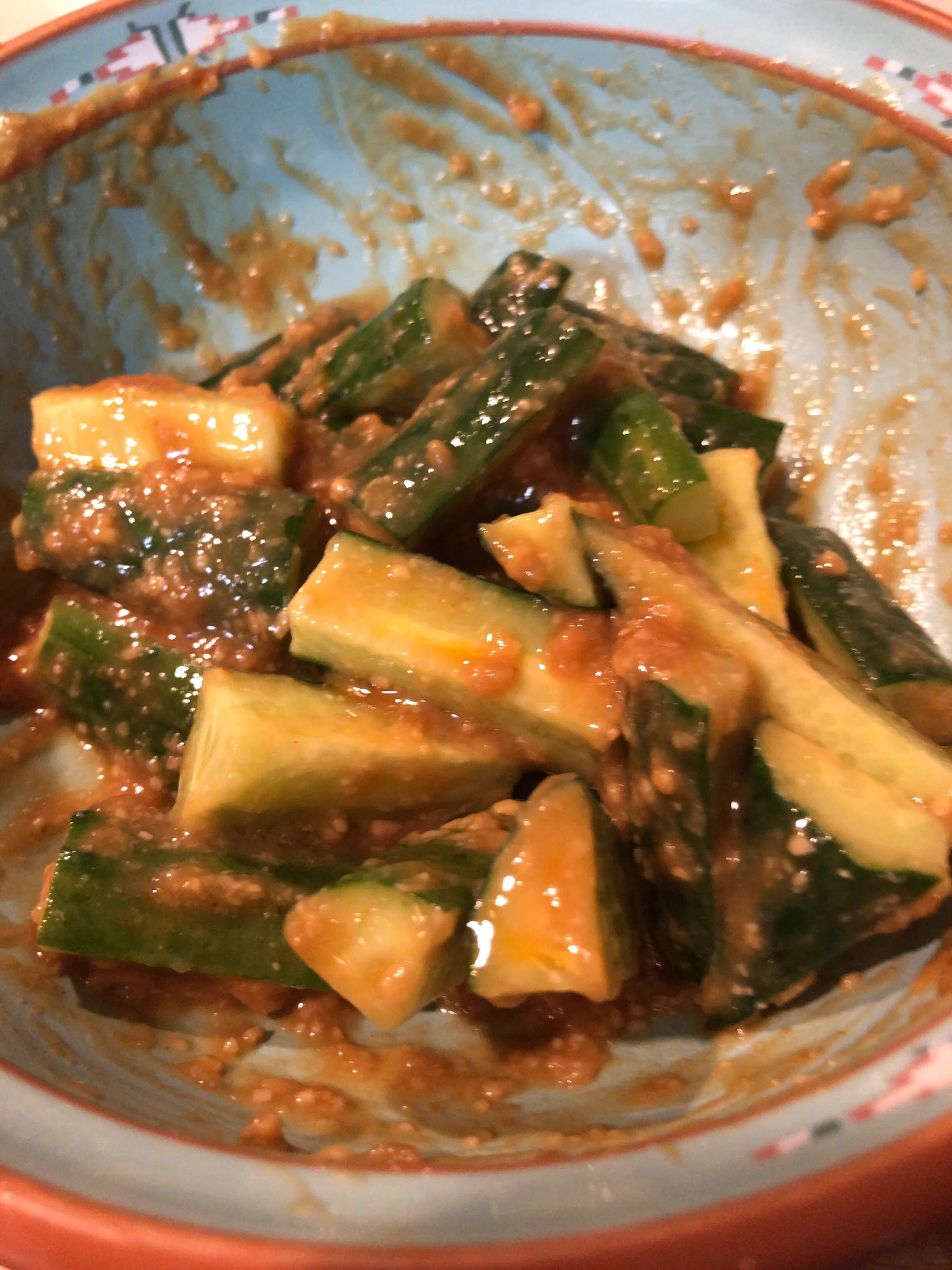 作ってみた！
味噌ちょっと多くて辛くなったかなと思ったけど時間と共に水分出ていい感じになったw
でも味噌余ったので追いきゅうりした🥒
ラー油ちょっと足しちゃった☆  