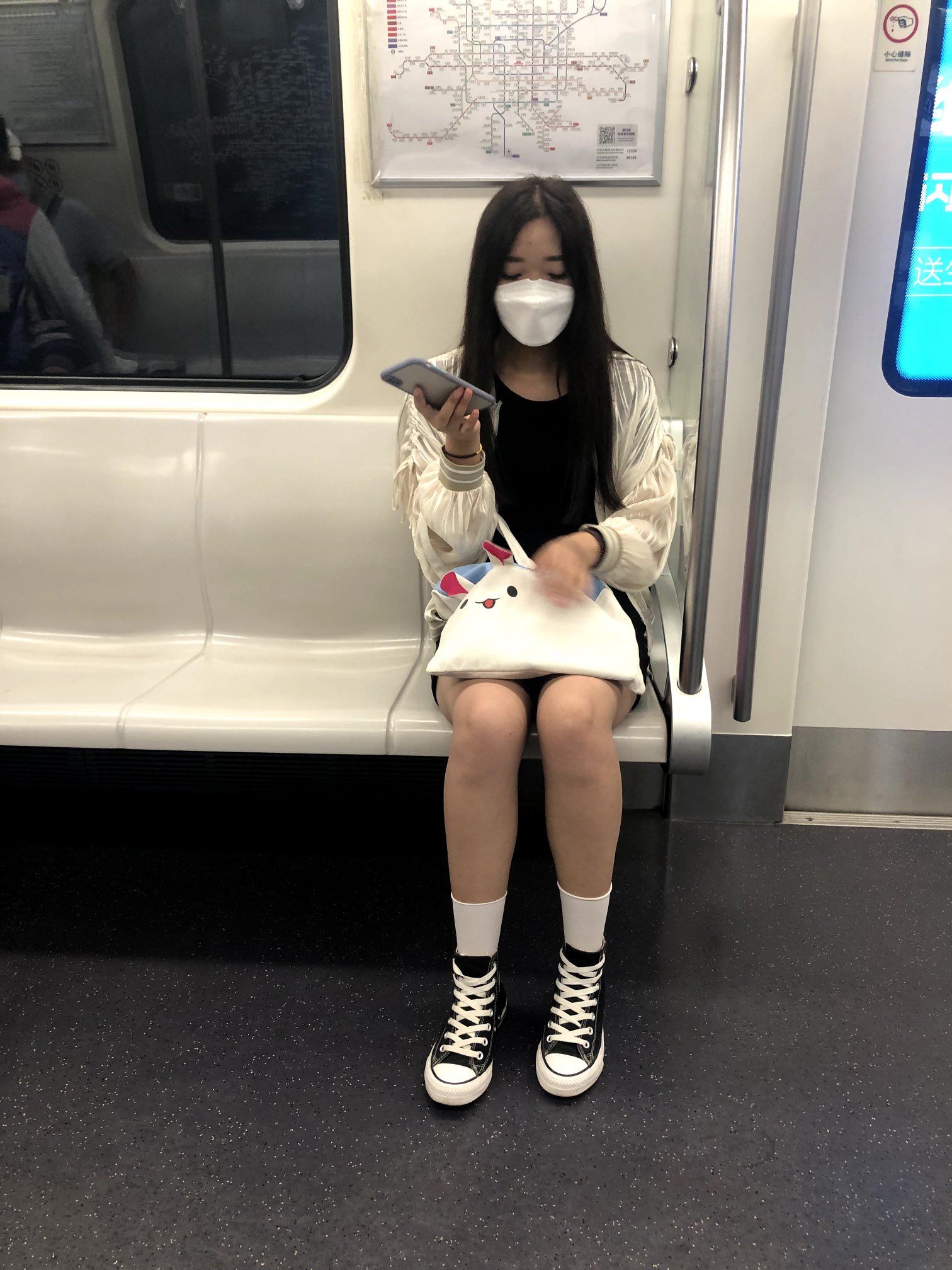 独孤求跌on X: 地铁日常偷拍t.cokNNj2i0Q4c  X