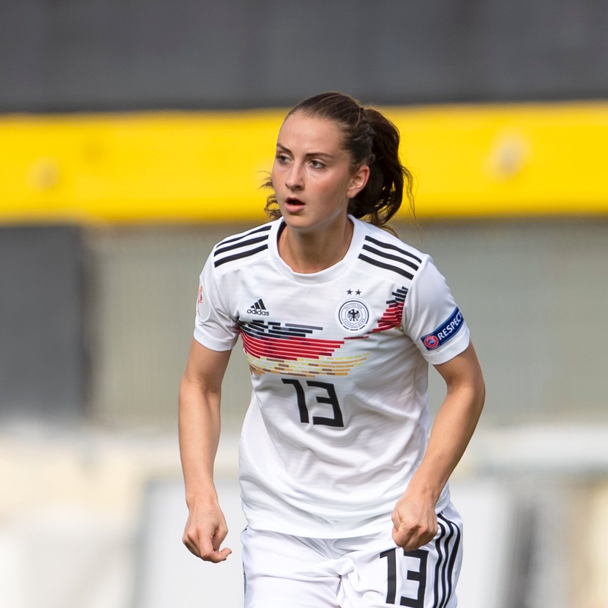 FUSSBALL_AWARD's tweet photo. #Publikumswahl2021 -Teil 10- #SaraDäbritz
Seit knapp 2 Jahren schnürt die Olympia- &amp; Europameisterin bereits ihre Fußballschuhe für @PSG_Feminines, mit denen sie in diesem Jahr die Meisterschaft gewann! Hier abstimmen: https://t.co/QP63Lphcnb
📸Ververidis Vasilis/Shutterstock.com https://t.co/IXLxigMYCA