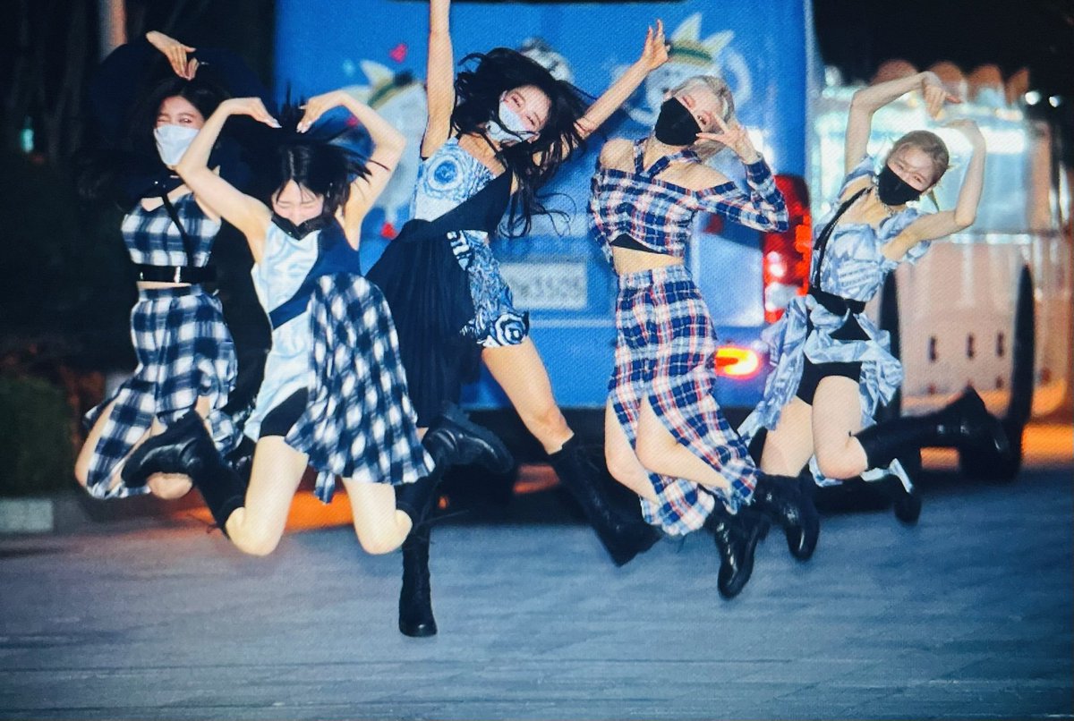 hyejoothoughts's tweet image. Now this is what true friendship looks like!