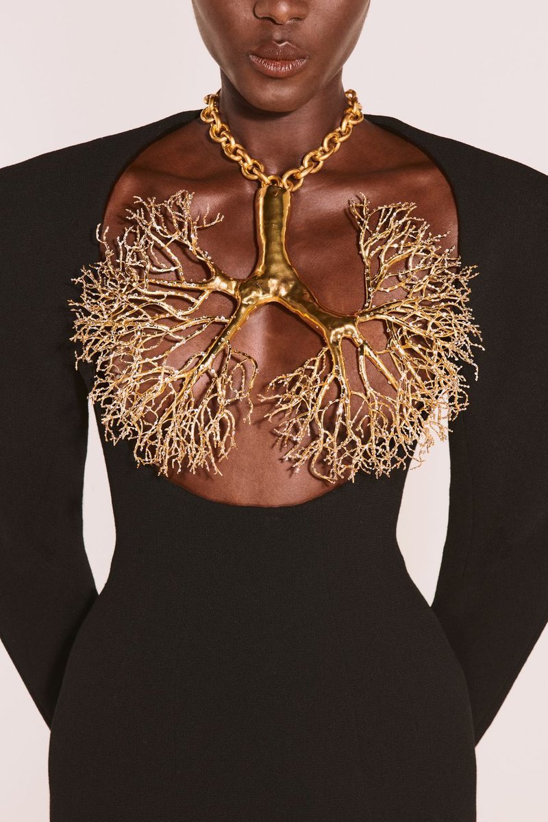 xmfstudios's tweet photo. Details from Schiaparelli Fall 2021 Couture https://t.co/cYYy2crzc3