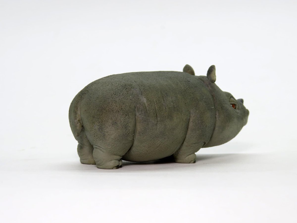 YU7art's tweet photo. 遠角犀/Teleoceras

腳較現今犀牛短，胸部呈桶狀
牠們有可能是半水生的
牠們只有單一隻細小的鼻角

▶作品尺寸: 長約 7.2 cm 寬約 3.5cm 高約 3.4 cm
▶零件數:1個
▶訂購信箱:yu7.huang@gmail.com

#Animal #Art #artist #Kit #Sculpture #SuperSculpey
#handmade #Taiwan #Yu7art #Teleoceras https://t.co/b2D1pblzfm
