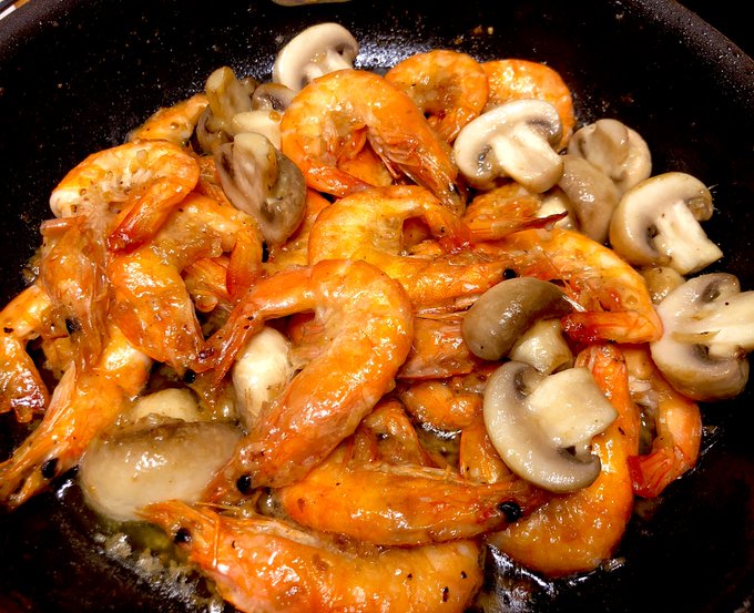 嘘みたいな量のガーリックシュリンプ見て(夫くん作 